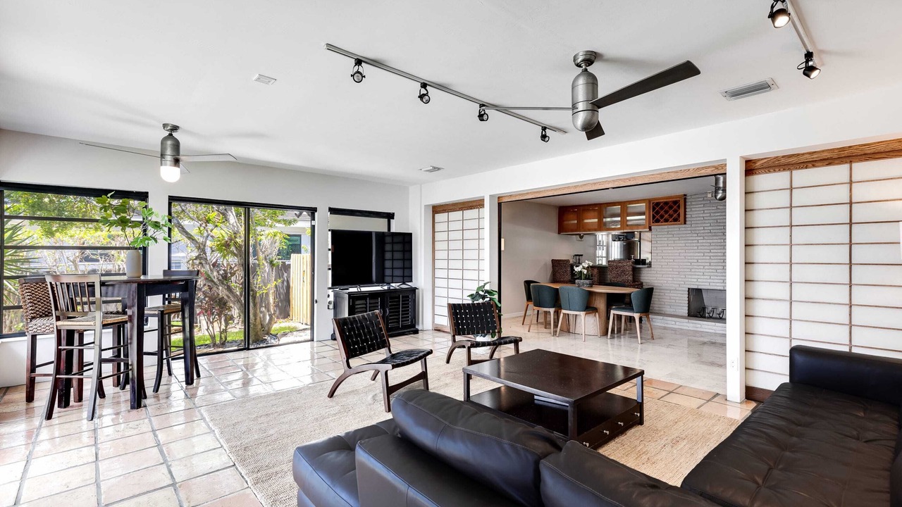 Photo of Livingroom in Lauderdale Harbours