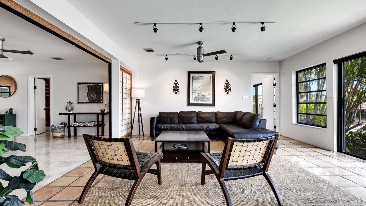 Photo of Livingroom in Lauderdale Harbours