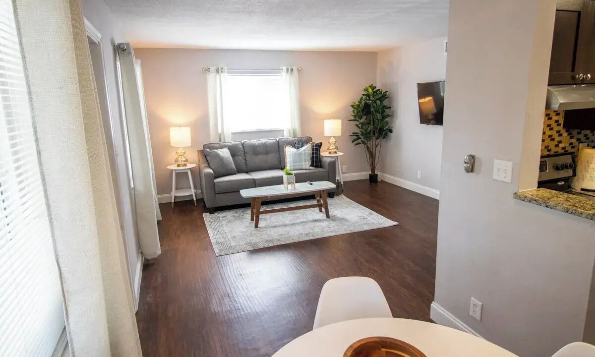Photo of Livingroom in Central Oakland Park