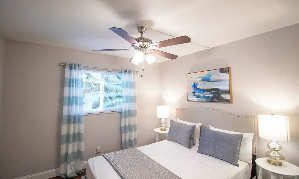Photo of Bedroom in Central Oakland Park