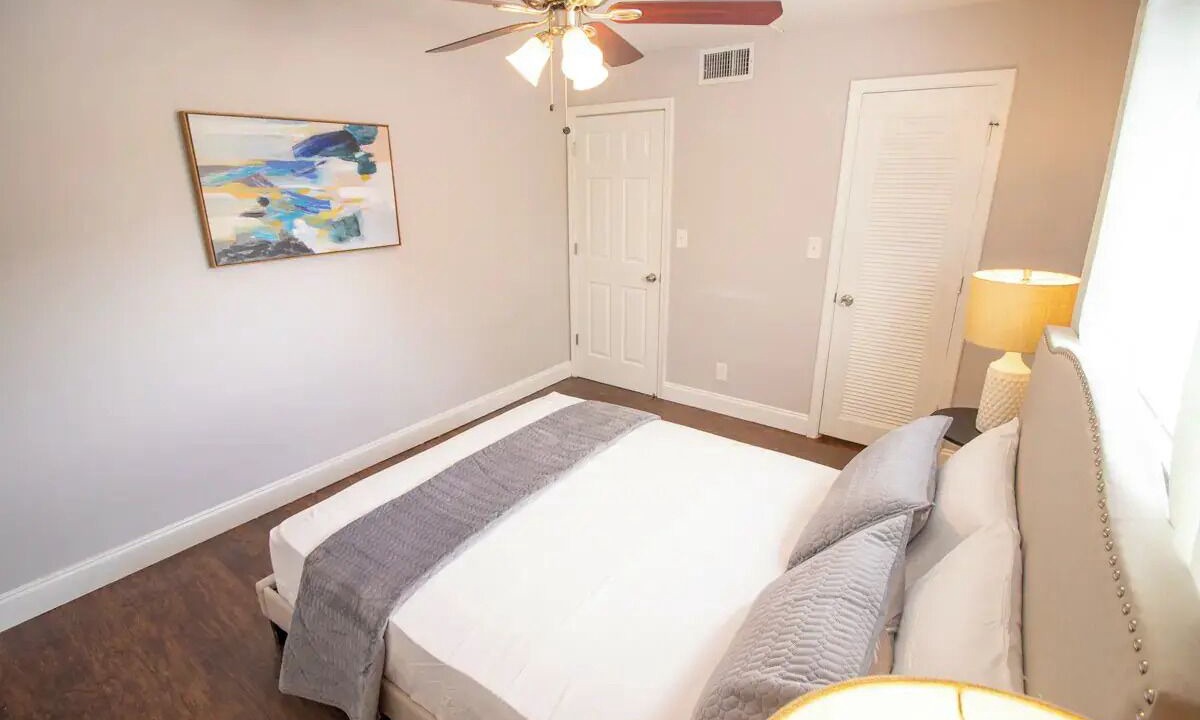 Photo of Bedroom in Central Oakland Park