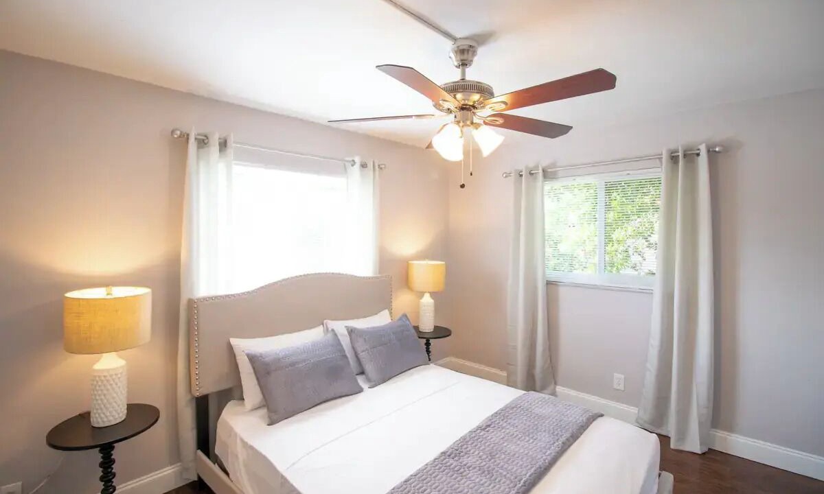 Photo of Bedroom in Central Oakland Park
