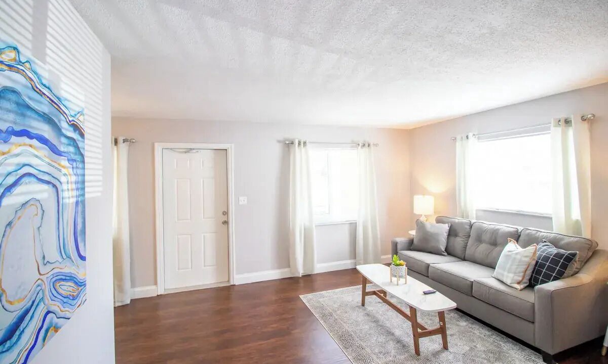 Photo of Livingroom in Central Oakland Park