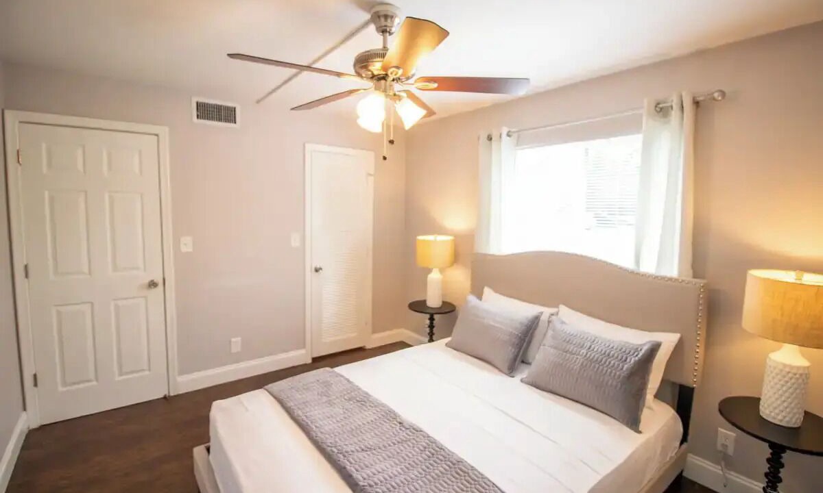 Photo of Bedroom in Central Oakland Park