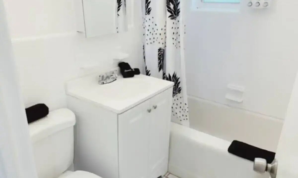 Photo of Bathroom in Central Oakland Park