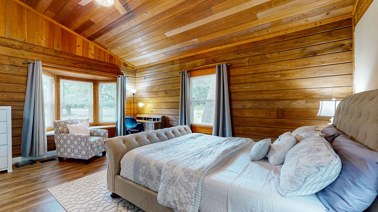 Photo of Bedroom in Groveland