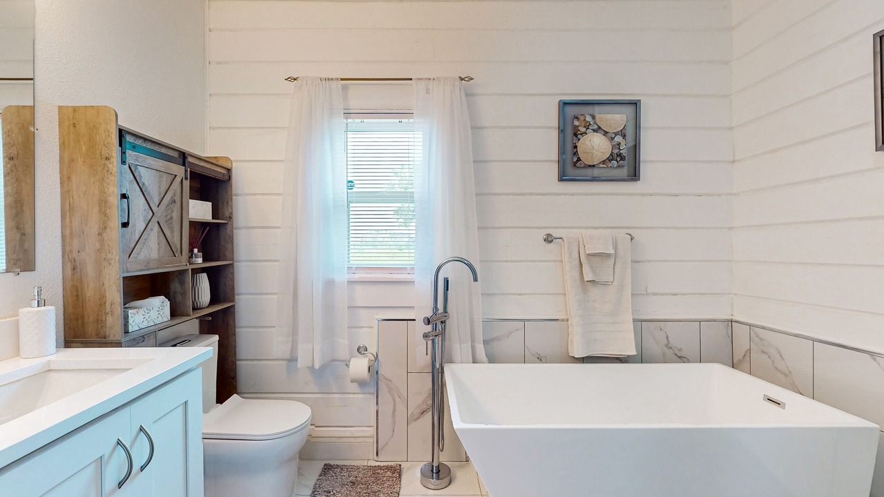 Photo of Bathroom in Groveland