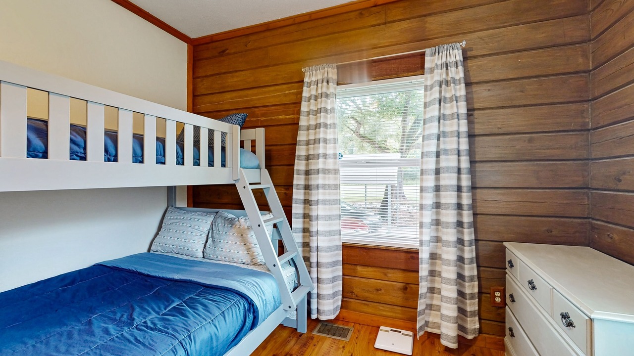 Photo of Bedroom in Groveland