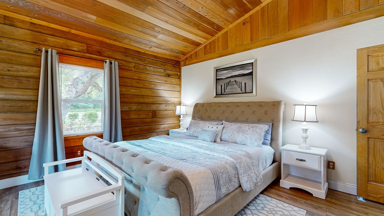 Photo of Bedroom in Groveland