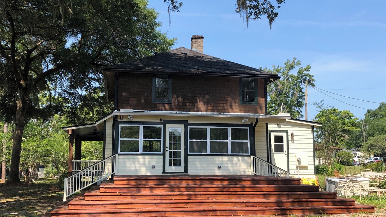 Photo of Outdoor in Putnam Hall