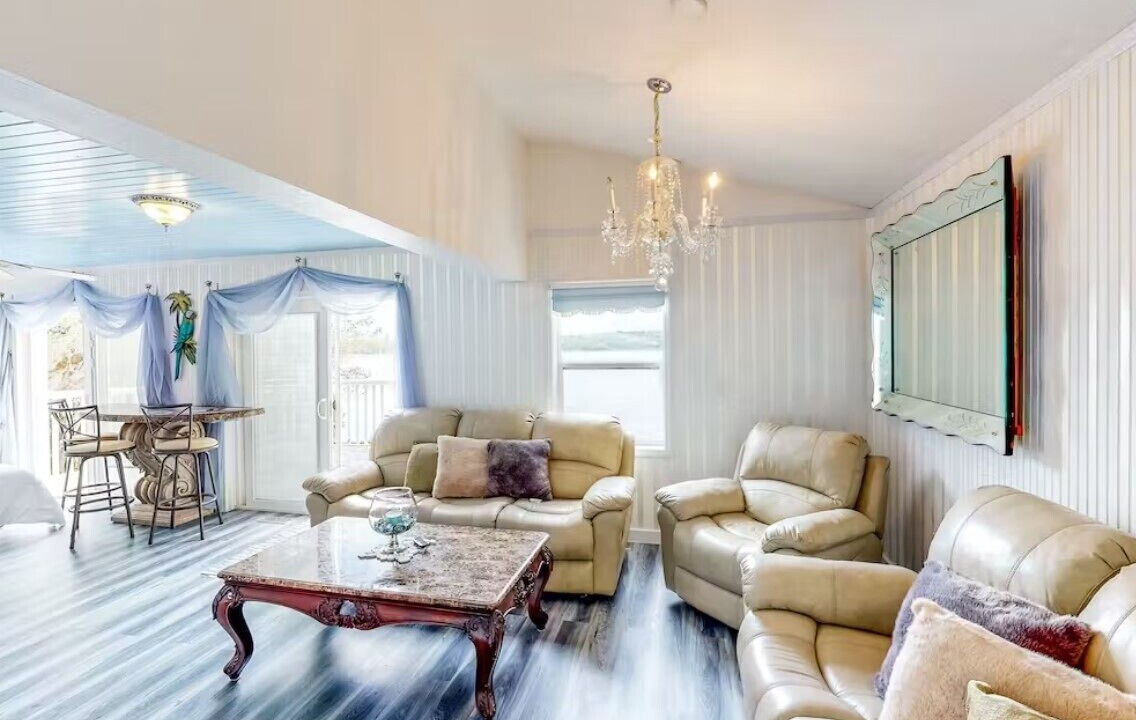 Photo of Livingroom in Putnam Hall