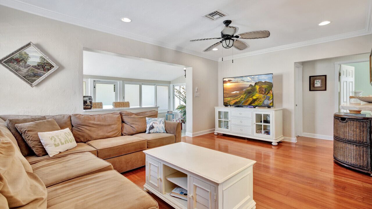 Photo of Livingroom in Lake Ridge
