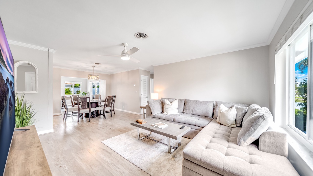Photo of Livingroom in Imperial Point