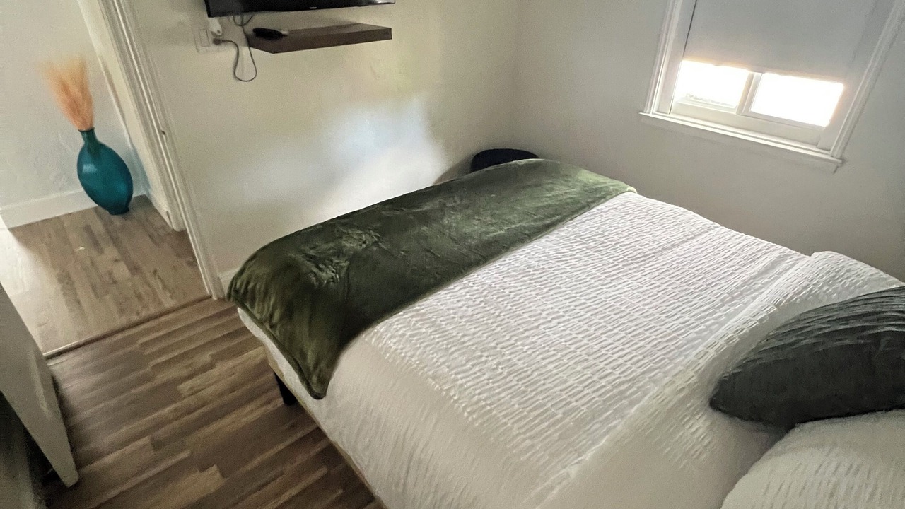 Photo of Bedroom in Ludlam