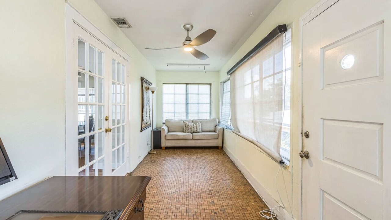 Photo of Livingroom in Crescent Lake