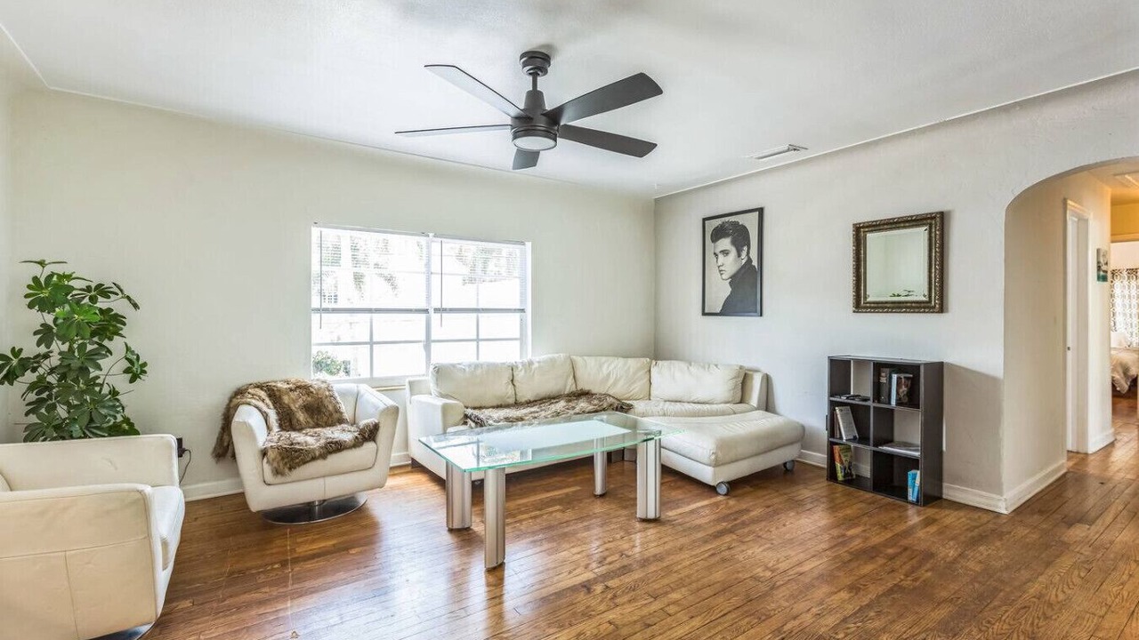Photo of Livingroom in Crescent Lake