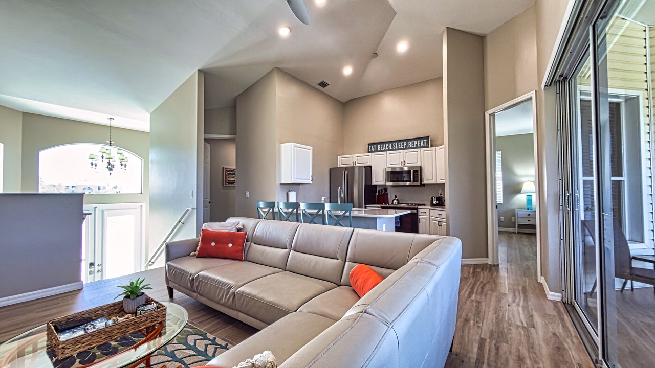 Photo of Livingroom in Mid Island