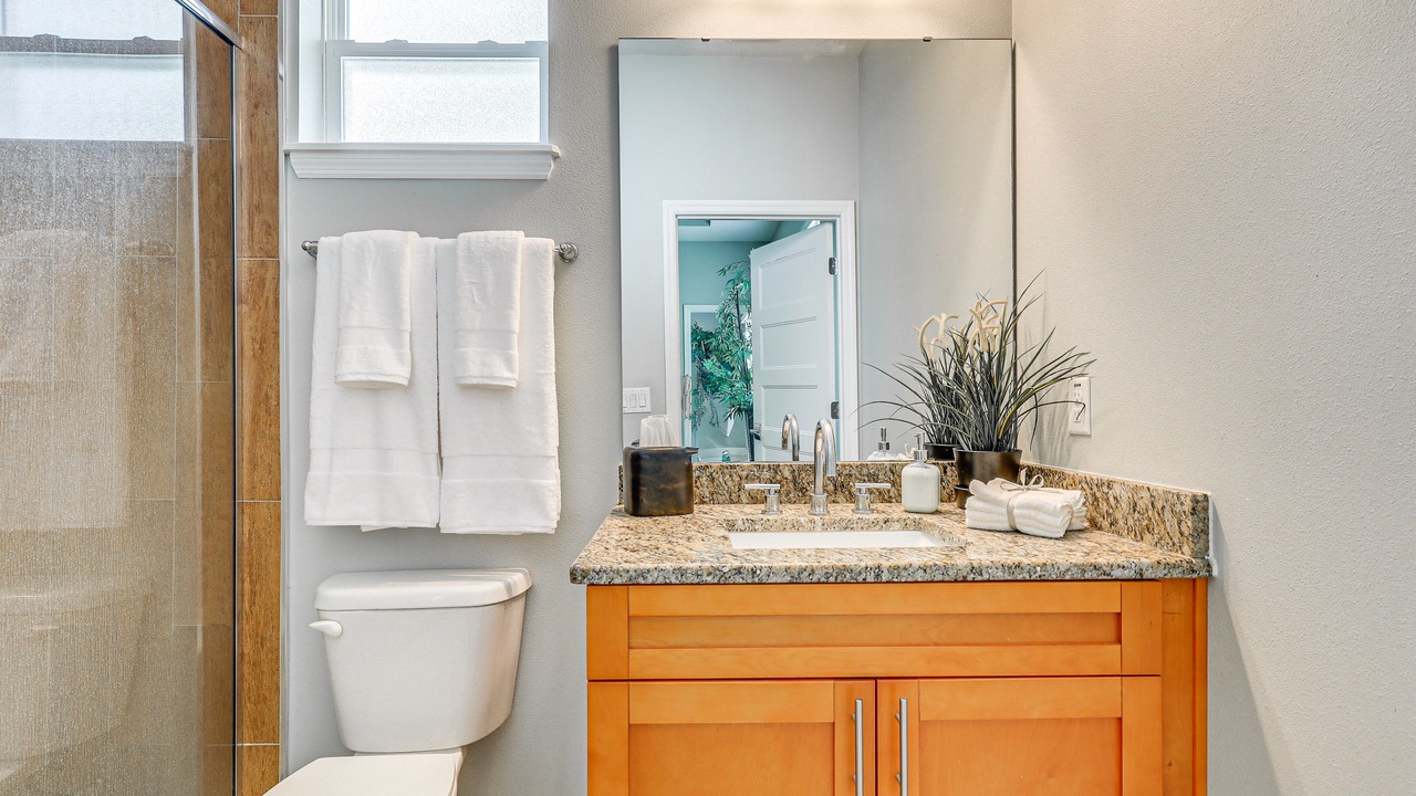 Photo of Bathroom in Carver City - Lincoln Gardens