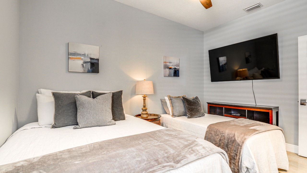 Photo of Bedroom in Carver City - Lincoln Gardens