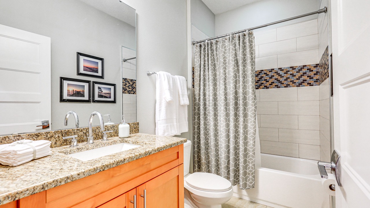 Photo of Bathroom in Carver City - Lincoln Gardens