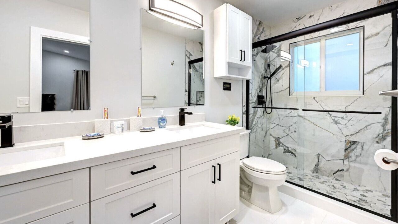 Photo of Bathroom in Hollywood Lakes
