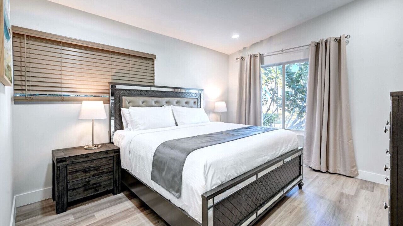 Photo of Bedroom in Hollywood Lakes