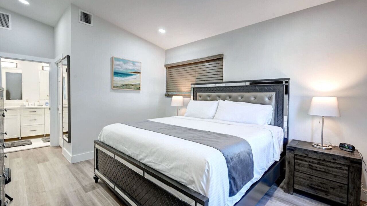 Photo of Bedroom in Hollywood Lakes