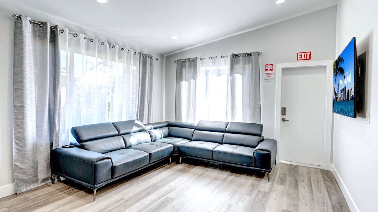 Photo of Livingroom in Hollywood Lakes
