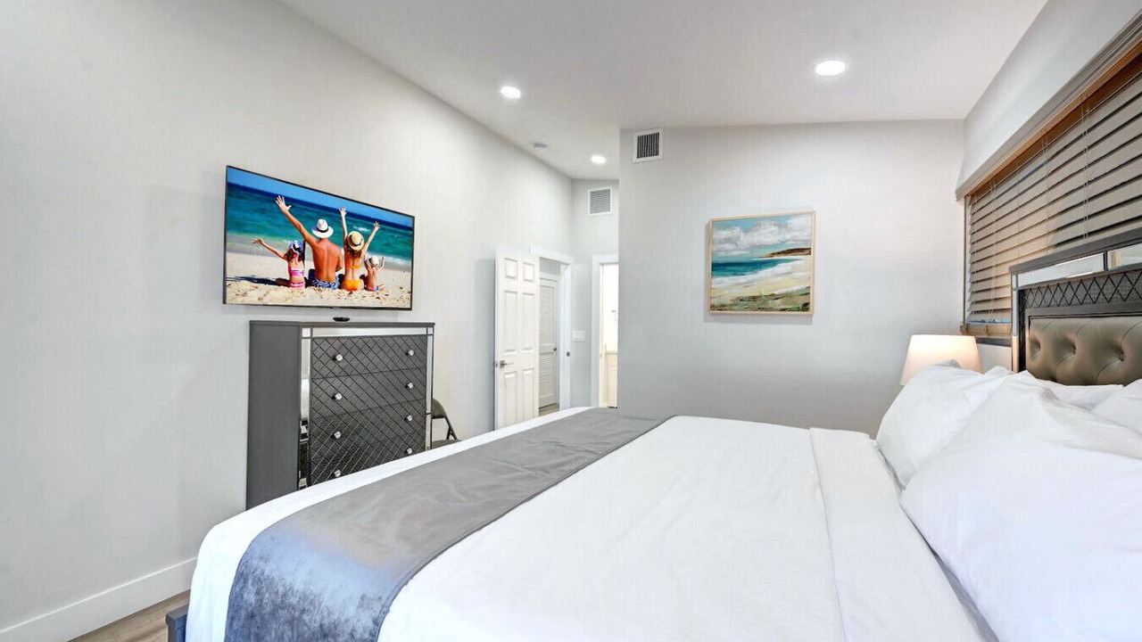Photo of Bedroom in Hollywood Lakes