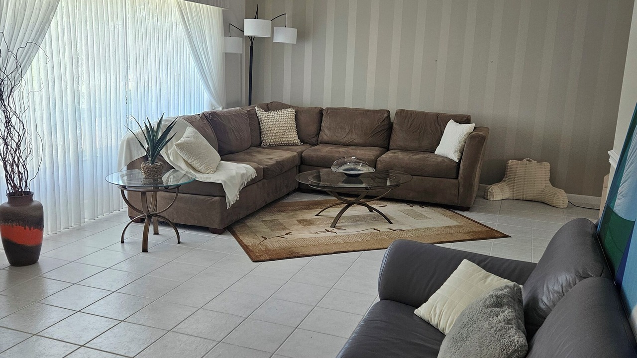 Photo of Livingroom in Golden Beach