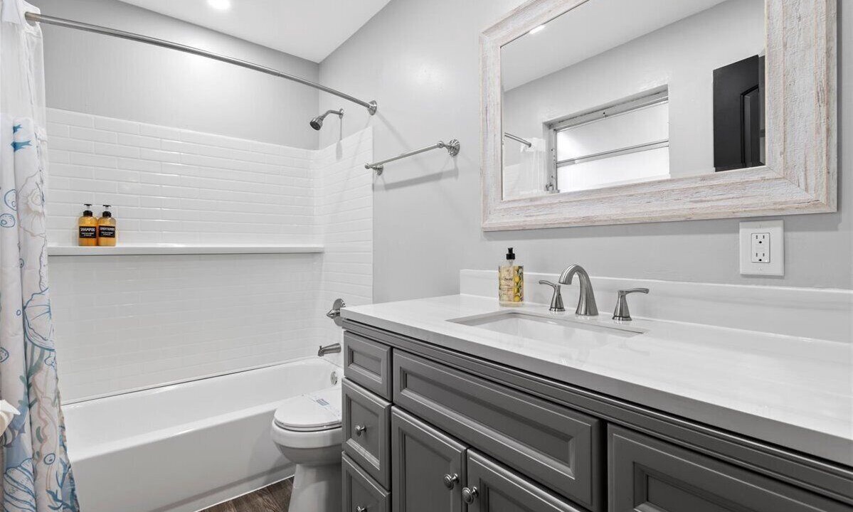 Photo of Bathroom in Lake Worth Corridor