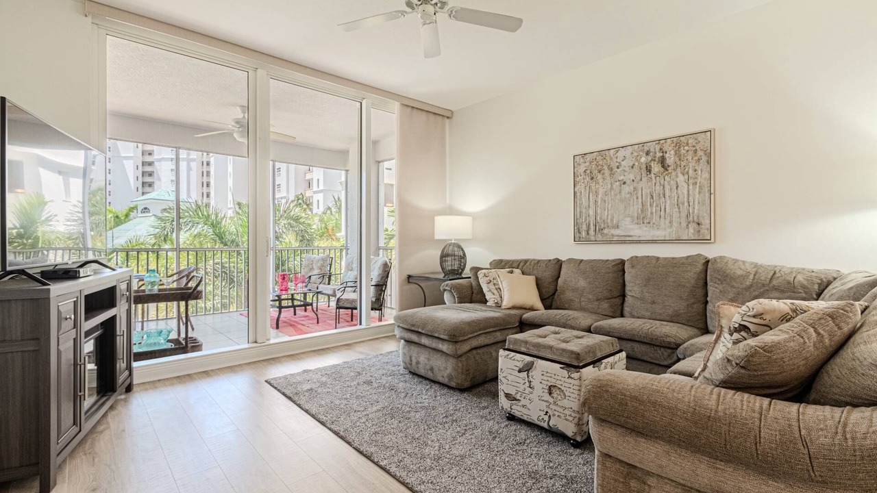 Photo of Livingroom in Vanderbilt Beach
