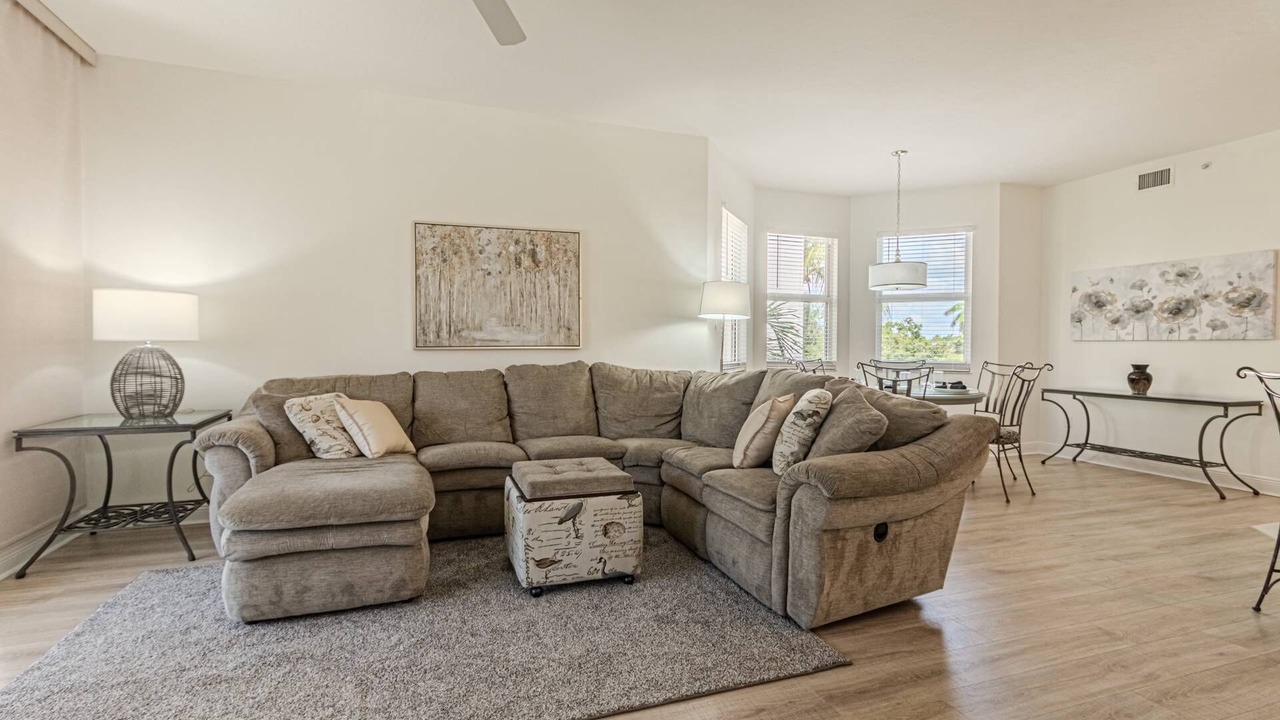 Photo of Livingroom in Vanderbilt Beach