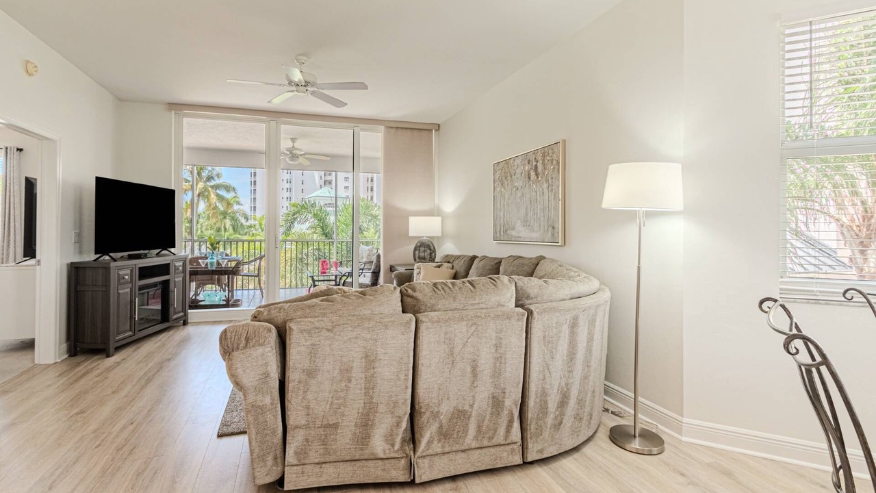 Photo of Livingroom in Vanderbilt Beach
