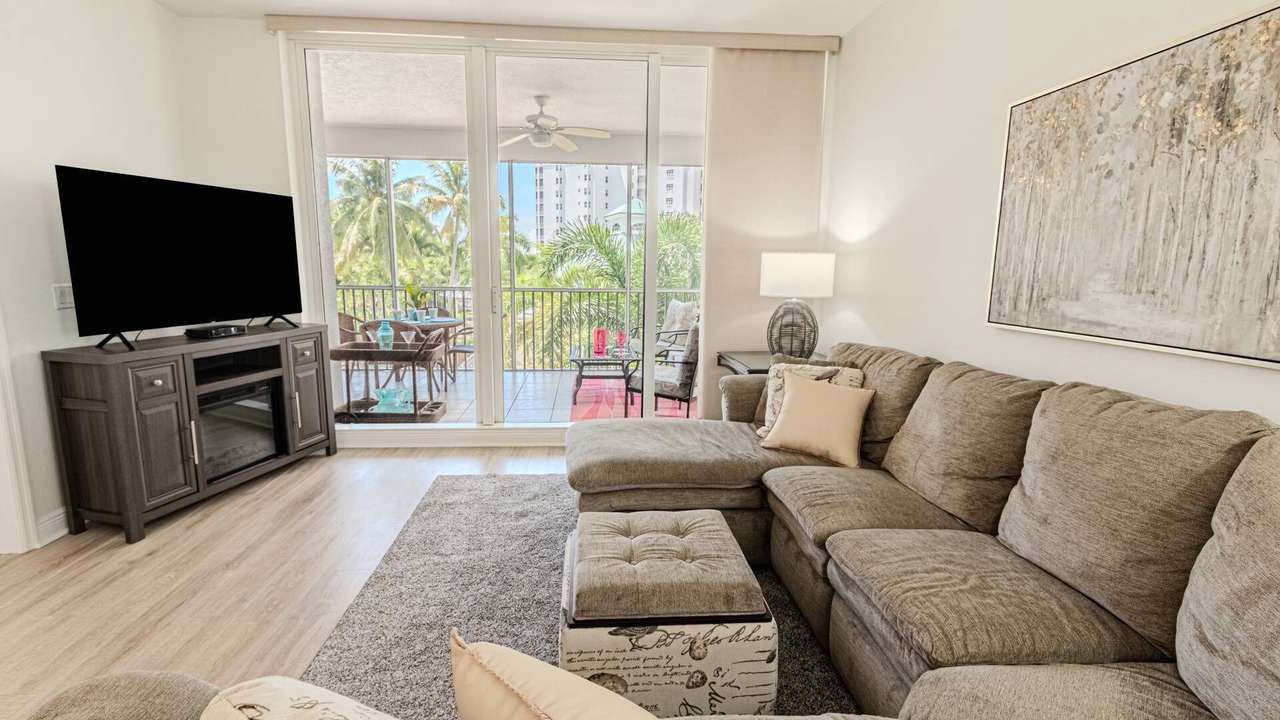 Photo of Livingroom in Vanderbilt Beach