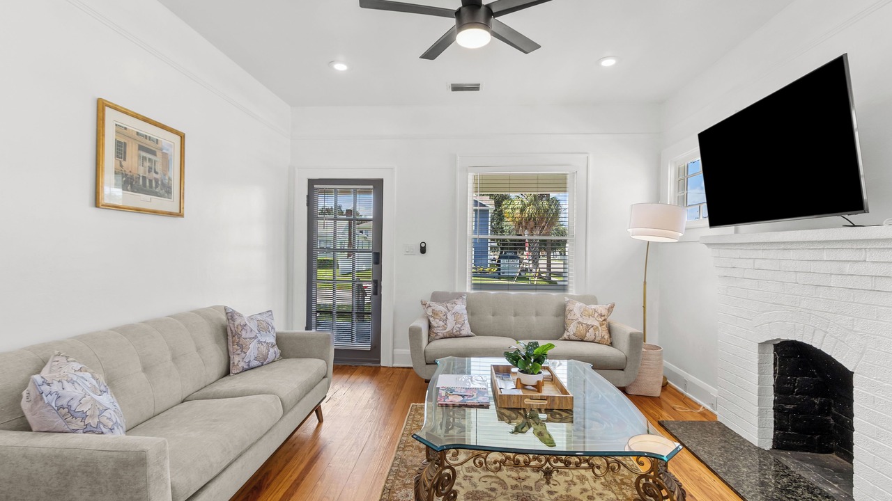 Photo of Livingroom in Courier City - Oscawana