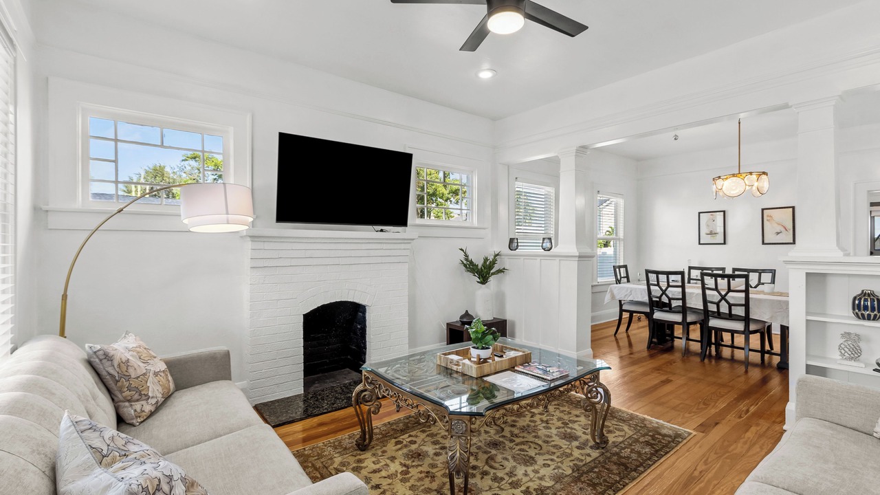 Photo of Livingroom in Courier City - Oscawana