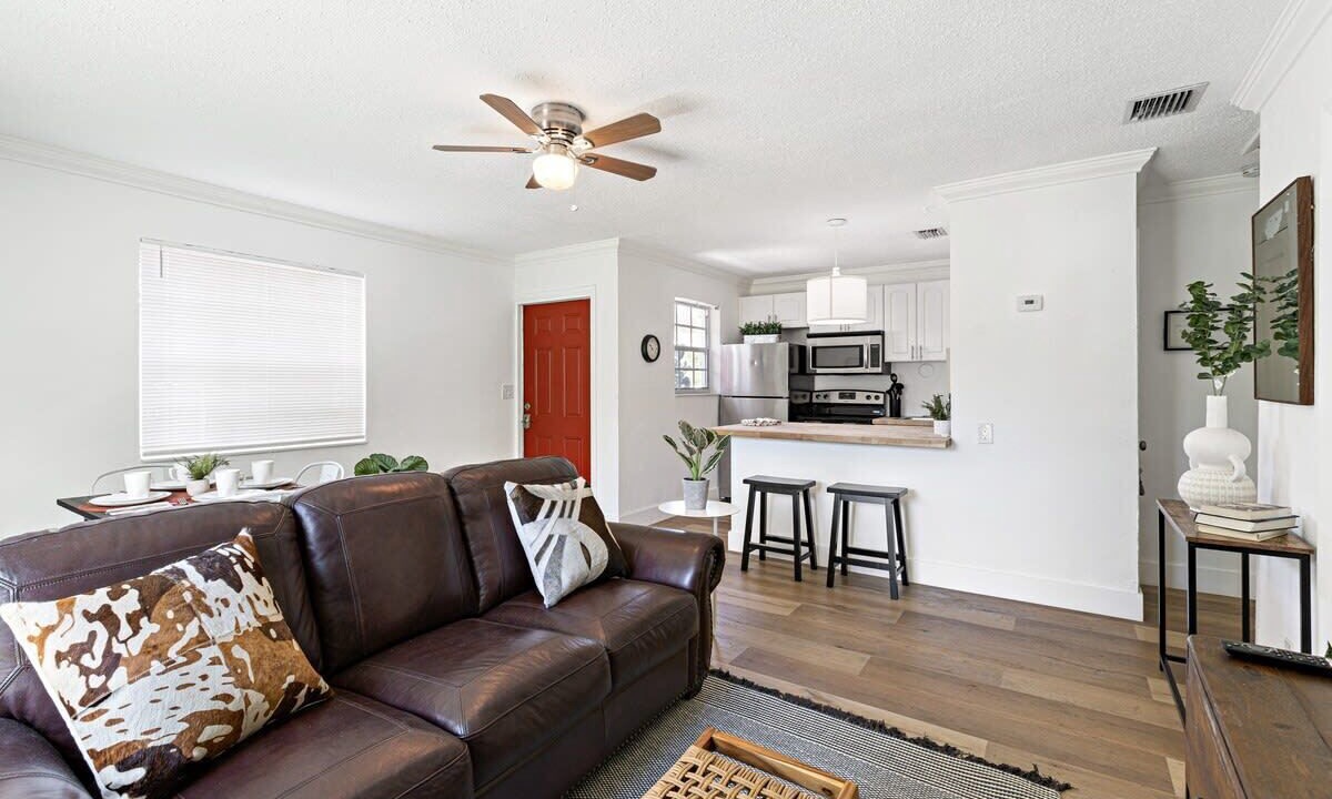 Photo of Livingroom in Sailboat Bend
