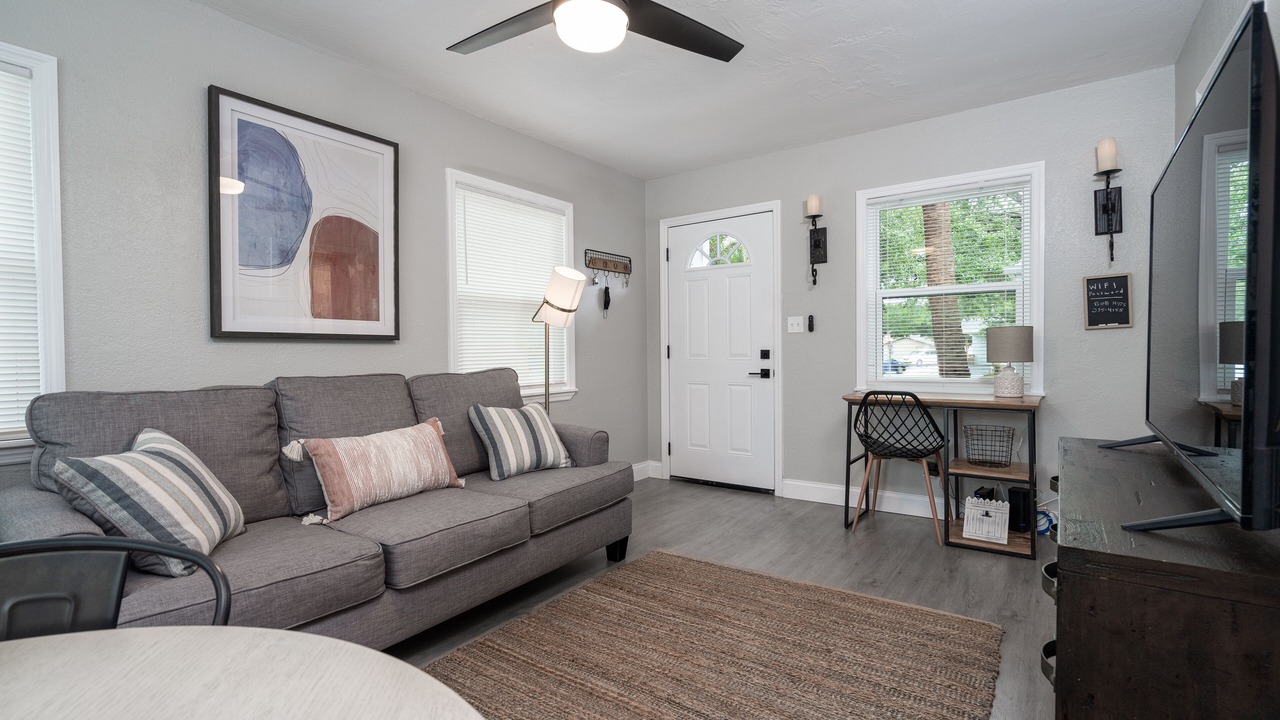 Photo of Livingroom in Historic Uptown