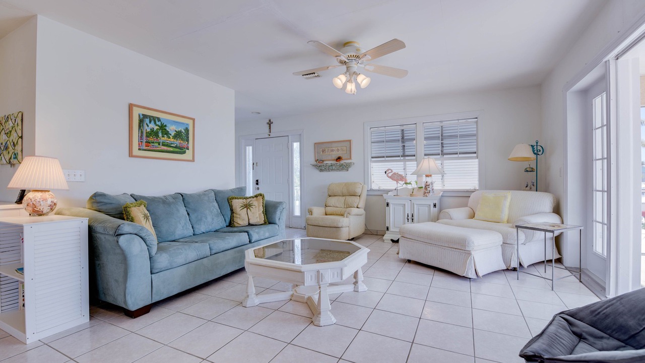 Photo of Livingroom in Breezeswept Beach Estates