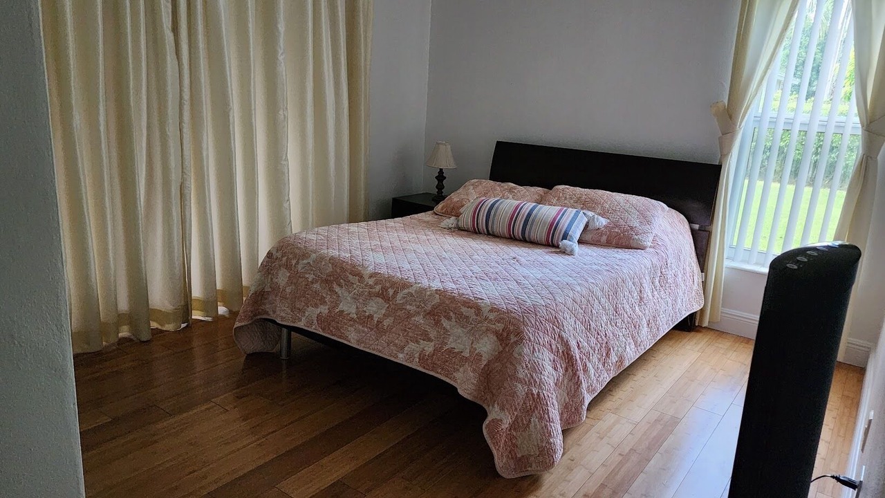 Photo of Bedroom in Ludlam