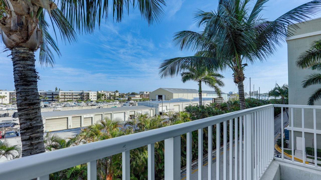 Photo of Patio Balcony in East Ocean Ave