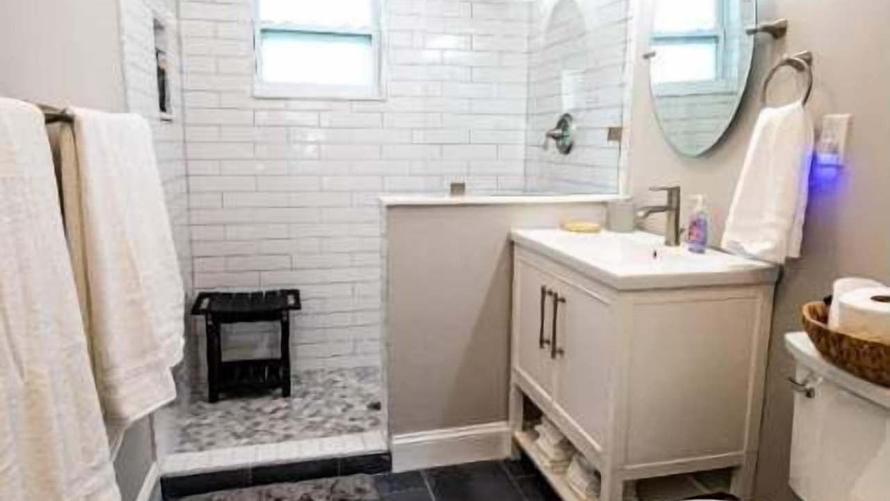 Photo of Bathroom in East Central Boulevard