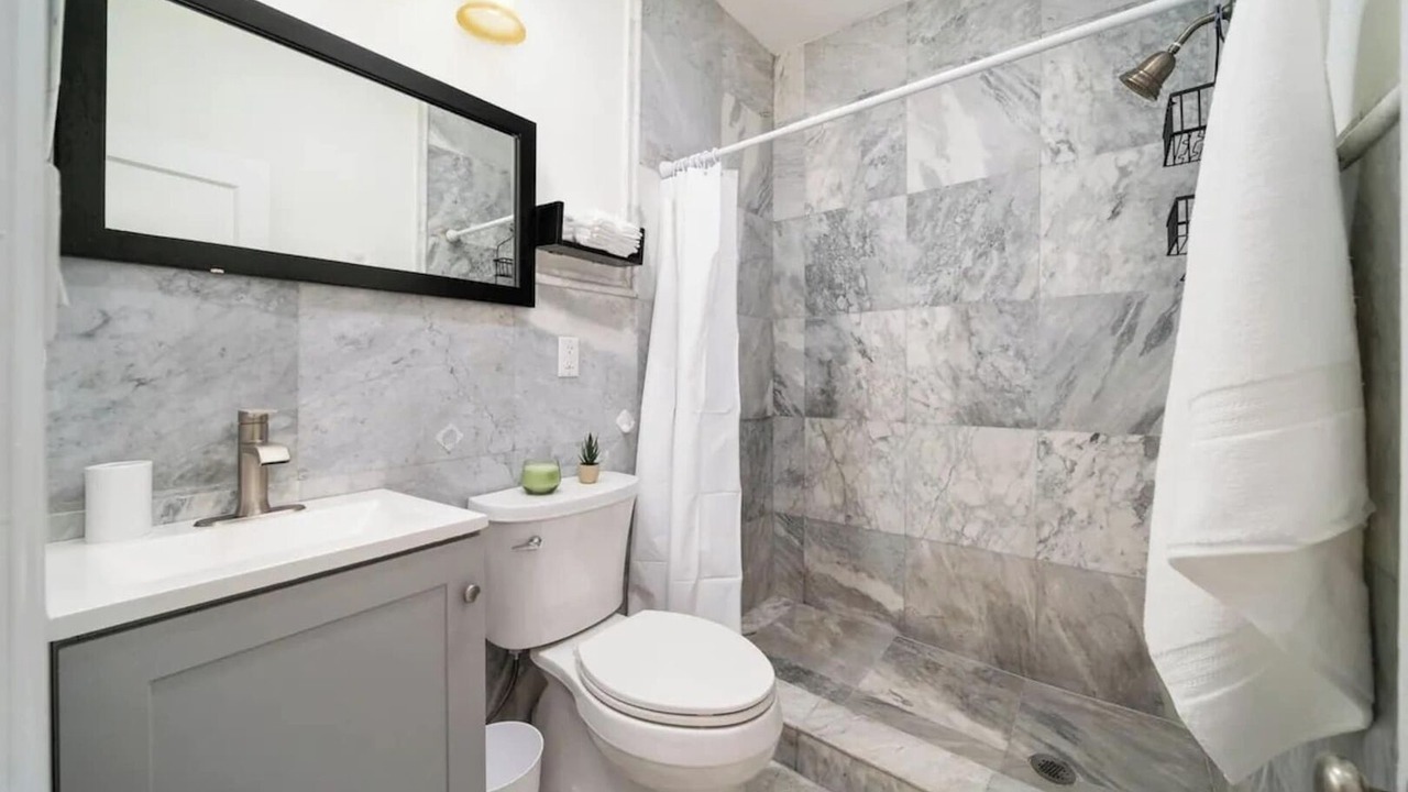 Photo of Bathroom in Hollywood Lakes