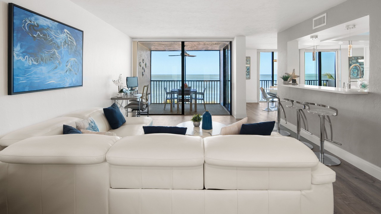 Photo of Livingroom in Vanderbilt Beach
