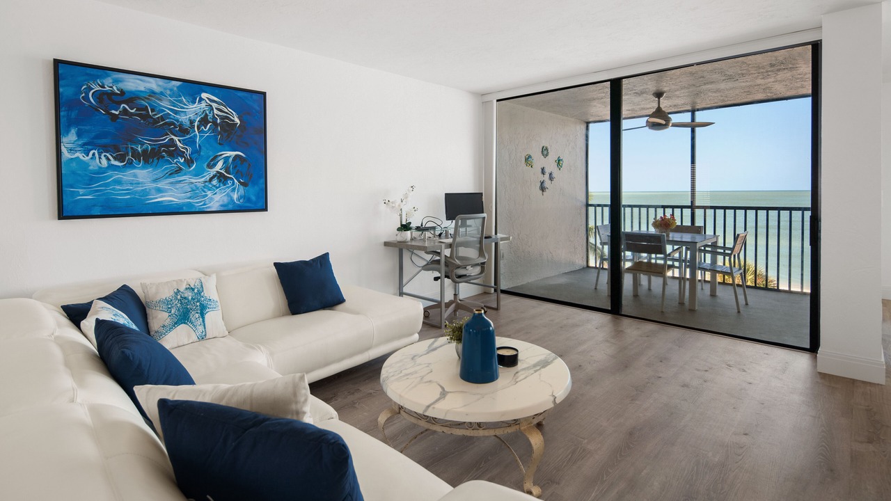 Photo of Livingroom in Vanderbilt Beach