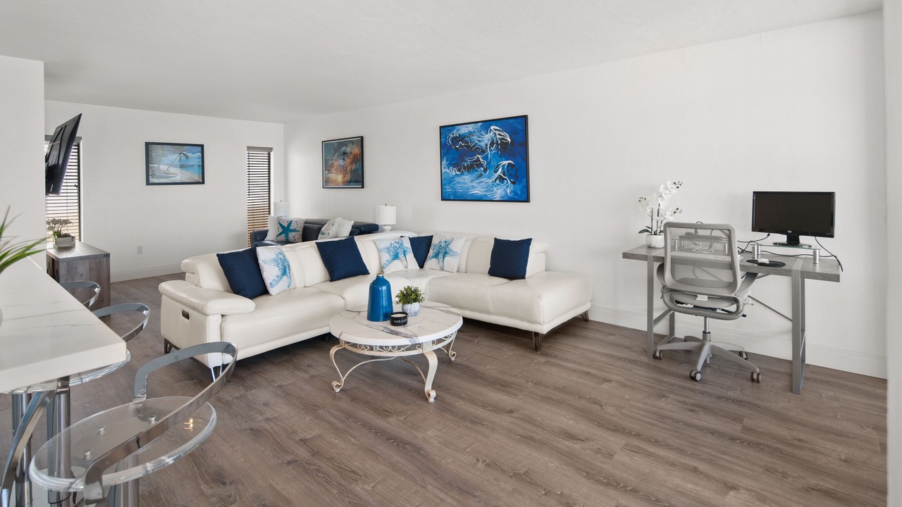 Photo of Livingroom in Vanderbilt Beach