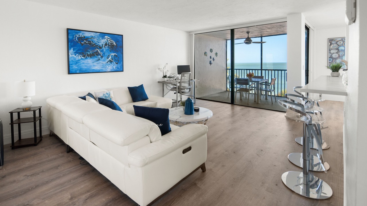 Photo of Livingroom in Vanderbilt Beach