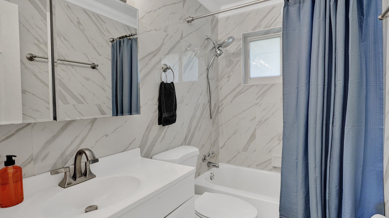 Photo of Bathroom in Oakland Park