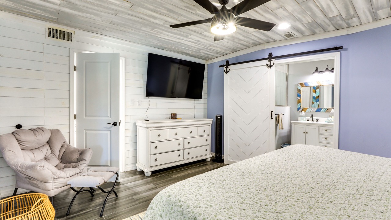 Photo of Bedroom in Edgewater
